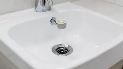 montaż korka automatycznego do umywalki